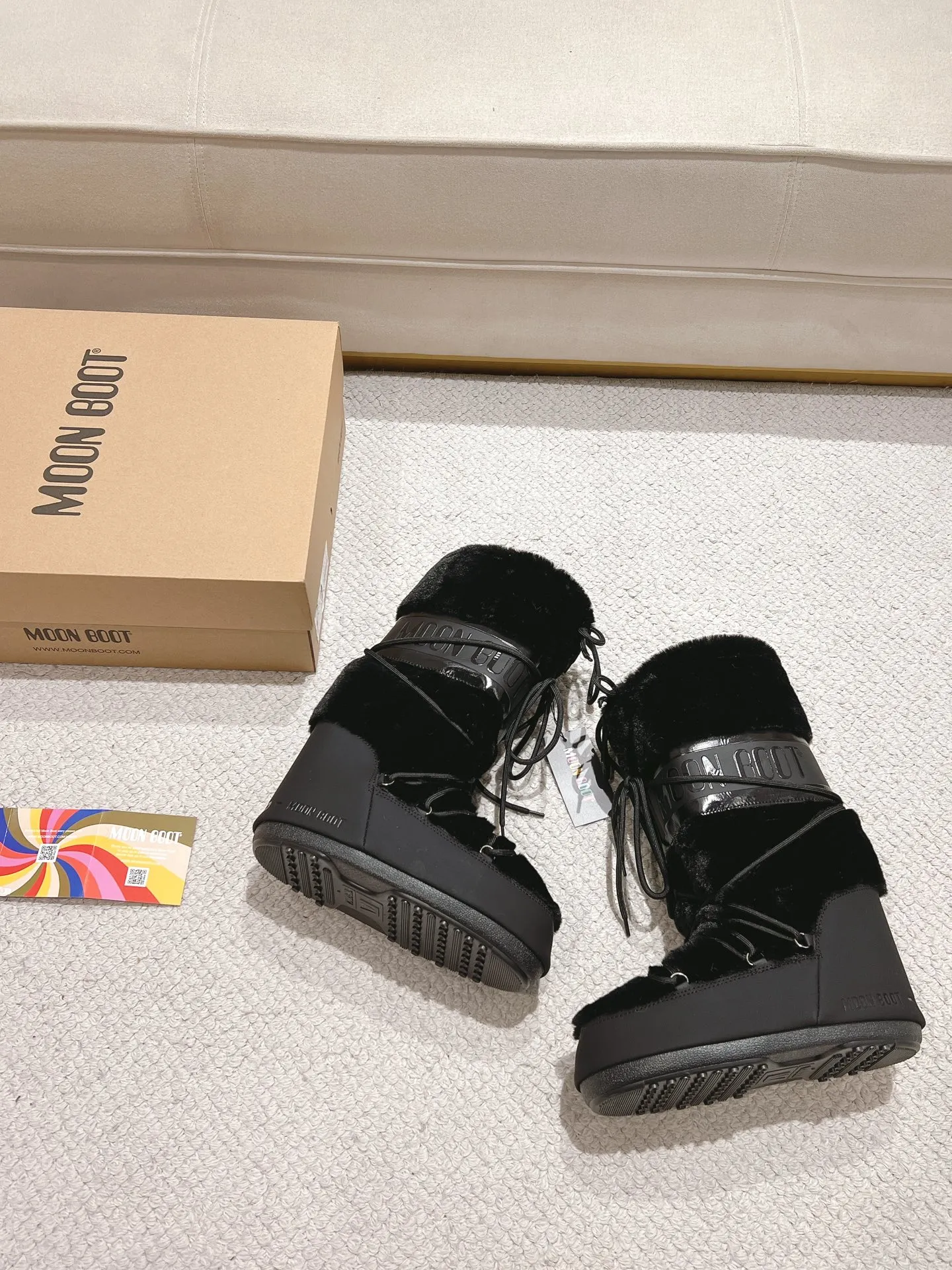 p680 [Exclusive top quality | New upgraded version] ✨A must-buy in winter 2025! Moon Boot moon snow boots - the ultimate warm weapon for fashionistas ❄️ Forget UGG! This winter🔥The "ugly Big Mac" that dominates the streets is here~ 👢The same Y2K retro style from Paris Hilton and Beckham is back! 4cm taller inside ✨ Invisible leg lift · Extremely slimming 👌 Fluffy and soft but not bloated, instantly show off your sense of style when put on your feet 🦋 The same style for both men and women | Can be worn by both men and women | Regardless of left or right foot!  ❄️Maximum thermal insulation power｜No pressure for fun in the snow 💫Trendy style code｜Easily achieve the Millennial hot girl style Say goodbye to ordinary snow boots ~ This winter you need to be warm and rusty! 🌟 #MoonBoot snow boots #winter hot style #瞞小similar style #millennium style wear ❶Fabric: original custom/cowhide/woven wool/high mercerized waterproof cloth ❷Inner: original 100% silk cotton liner ❸Feet: original 100% silk cotton liner ❹Outsole: original molded two-color non-slip outsole ❺Sole thickness: 4cm (including inner**) ❻Number of codes: 35-40 (41. Customized) ❼Packaging: Original full set of packaging ☀Color: Official website updated simultaneously